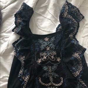 Cute and light blue sleeveless top